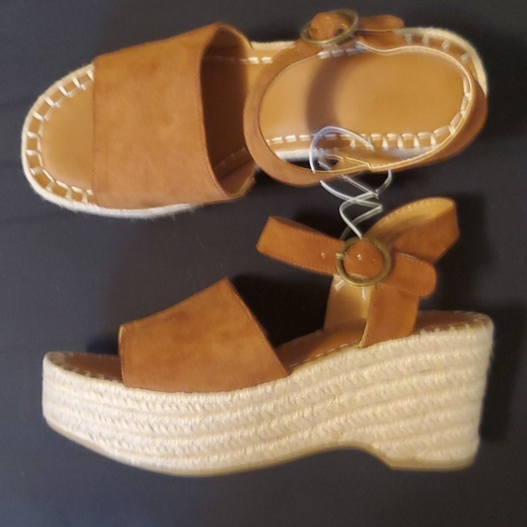 universal thread platform sandals